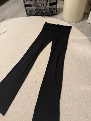 Svarta yogapants  - Super fina svarta yogapants från ginatricot, har ett litet hål som finns med på bild men inget som syns när man har på sig dom. tveka inte för frågor. storlek XS/S skulle jag säga💗💗 
