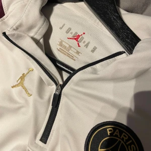 PSG tröja - Snygg PSG långärmad träningströja från Jordan med halv dragkedja. Väligt fin och passar till det mesta. Skicket är 8/9-10 lite nopprig. Passar bäst t S 