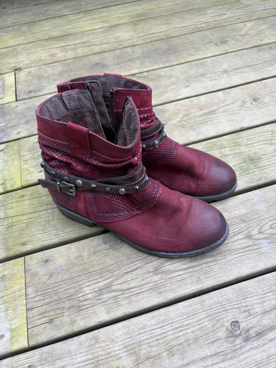 Vinröda boots med spännen från Tamaris