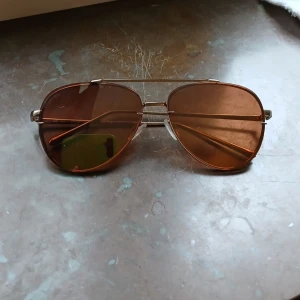 Klassiska aviator solglasögon - Aviator solglasögon. Bruna och guldiga. 