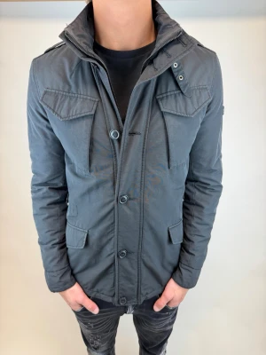 Woolrich Filedjacka   - Hej! Säljer nu denna väldigt snygga och eftertraktade Woolrich Fieldjacka!  Jackan är slutsåld överallt och går inte att få tag på… jackan är perfekt nu till våren  Storlek= M Ny pris: 6000 kr Säljs för: 1199 kr