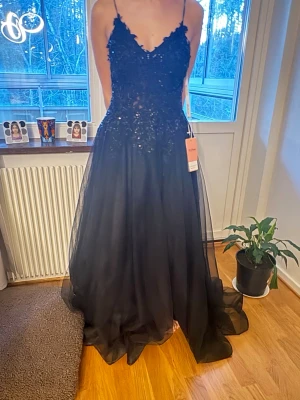 svart balklänning  - säljer nu min älskade balklänning💘med prislappen kvar . ord pris runt 1800kr.  Pris kan diskuteras🫶🏼 info om storleken: UK6/EU32 Bust: 31  50” Waist: 24.50 
