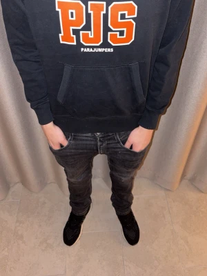 Parajumper hoodie - Det är strlk Y-M, vilket sitter som en XS. Nypris=2549kr vårat pris=699kr, hör av er vid frågor eller funderingar