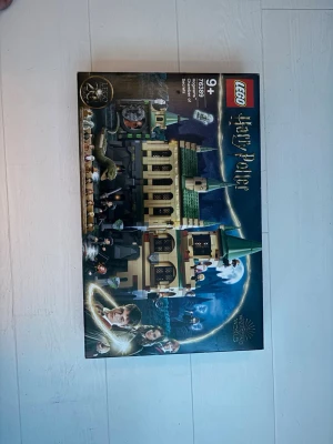 LEGO Harry Potter Hogwarts Slott. Oöppnad pris kan diskuteras - Säljer ett LEGO Harry Potter set med Hogwarts slott, gröna tak, beige och bruna väggar samt flera minifigurer och en stor basilisk. Setet har detaljer som glow in the dark och många ikoniska karaktärer från trollkarlsvärlden. Perfekt för dig som älskar magi och byggleksaker.