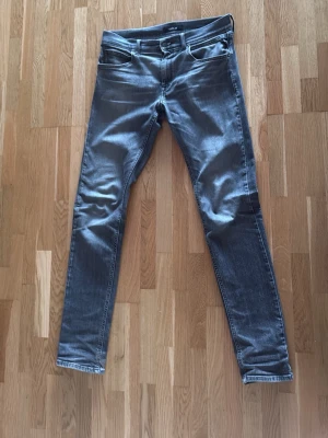 Gråa jeans från Replay - Gråa jeans från replay köpta från kidsbrandstore ganska använda 