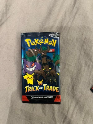 Pokémon Trick or Trade boosterpack - Säljer ett Pokémon Trick or Trade boosterpack med färgglad design och motiv av Gengar, Pikachu, Trevenant och Umbreon på framsidan. Förpackningen innehåller 3 samlarkort och har en blå, gul och röd färgskala. Perfekt för Pokémon-samlare och fans av spelet.