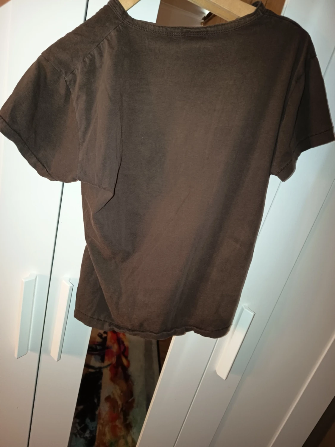 Brun t-shirt med tryck och v-ringning - 2