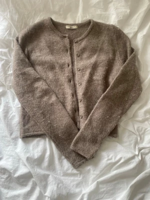 Beige-brun stickad kofta - Beige-brun stickad kofta från Gina tricot, knappar framtill