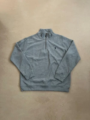 Ralph lauren quarter zip grå storlek Large - Helt ny Ralph Lauren quarter zip. Klassisk och väldigt efterfrågad modell som passar året runt.  Oanvänd / nyskick Perfekt passform Väldigt populär färg Säljs snabbt  Skickas direkt 📦 Rabatt vid köp av flera plagg.