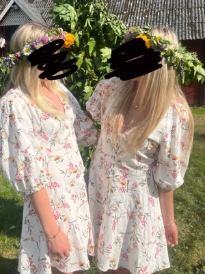 Klänning  - Så fin blommig klänning knappt använd 💞💞