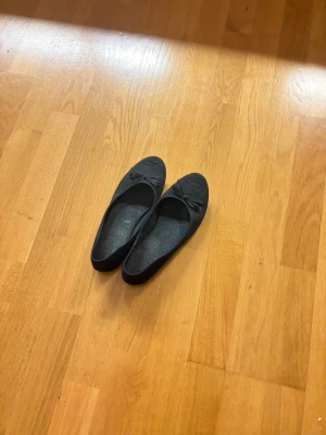 Svarta ballerina skor - Med spetsaktigt blommönster.