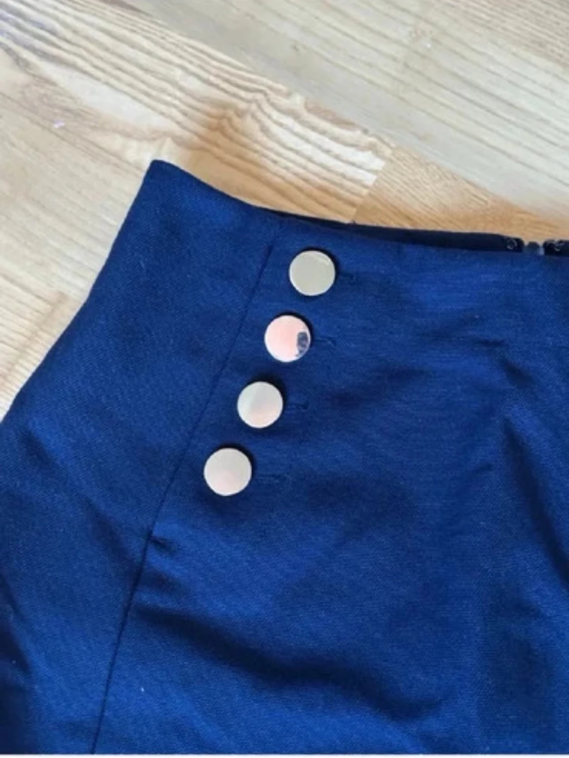 Mörkblå kjol med silvriga knappar - 1