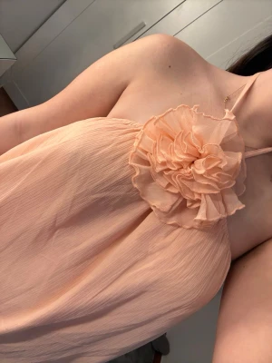 Sommar klänning - Super söt klänning nu till stommarna. Klänningen i verkligheten är mer åt det rosa hållet💗