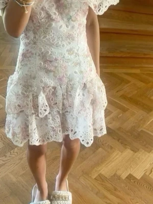 Söker Vit spetsklänning med volang - Söker denna mellan strlk xxs-s💕