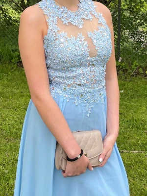 Balklänning - En fin ljusblå klänning som är perfekt för balen, den är i jätte fint skick. Ny pris är 2000kr  (går att buda) #balklänning #blå #fin