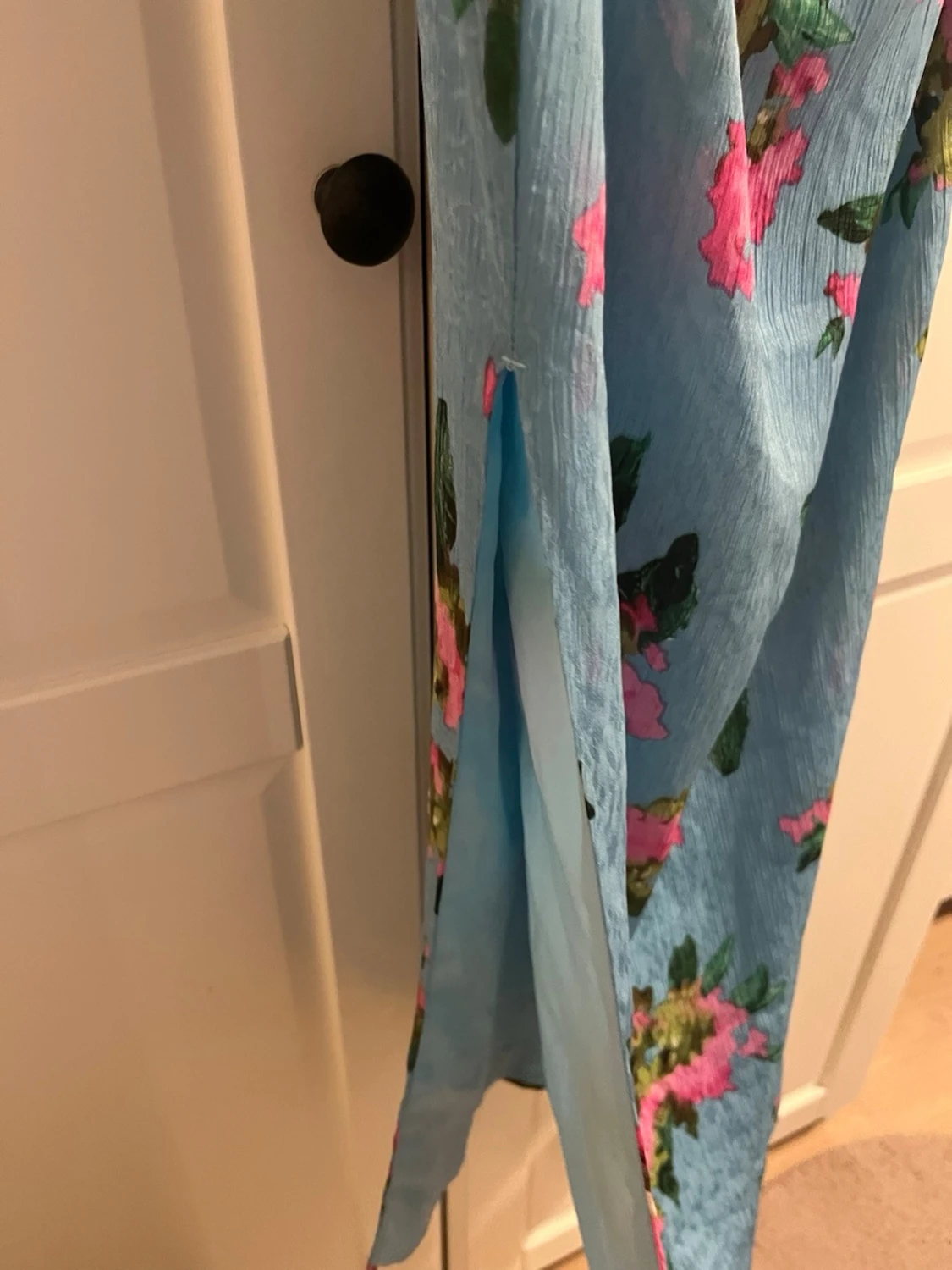 Blommig blå långklänning med snörning från Adoore - 5
