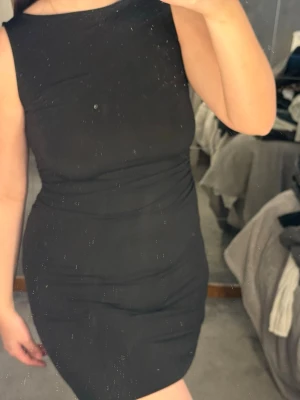 Svart tight klänning från NA-KD - Super snygg klänning som aldrig används, perfekt nu till sommarn🤍
