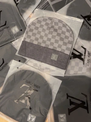 Grå  mössa - Snygg grå mössa. Mössan är stickad och har en modern, stilren look som passar perfekt till streetwear och modeintresserade.