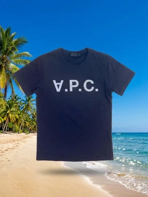  A.P.C. T-shirt - Snygg mörkblå t-shirt från A.P.C. Tröjan är i mycket bra skick. Hör gärna av er om ni har funderingar! Priset kan diskuteras 😄