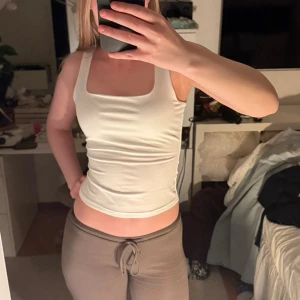 Vit linnetopp med breda band - Säljer en enkel och stilren vit linnetopp med breda axelband och fyrkantig ringning. Toppen är figurnära och passar perfekt till jeans eller kjol. Superenkel att matcha och ett måste i garderoben! Den har dubbelt tyg så den inte blir genomskinlig🫶🏼