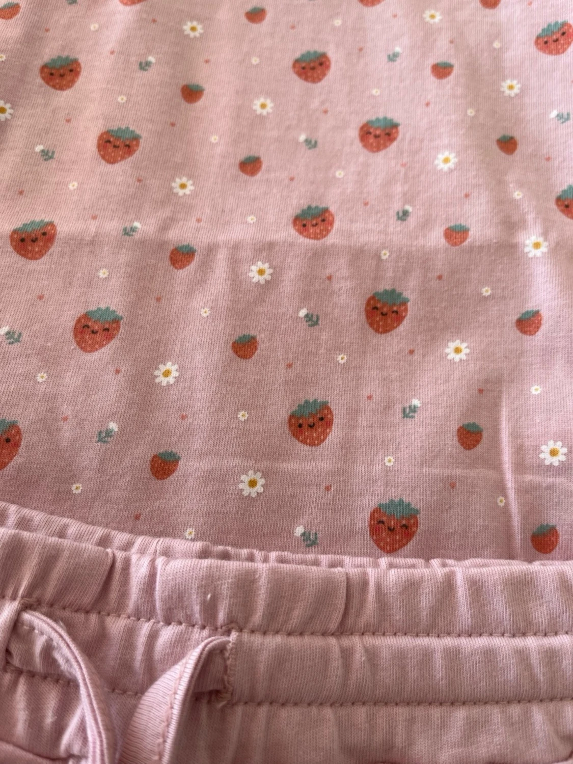 Rosa bodyset med jordgubbsmönster - 1