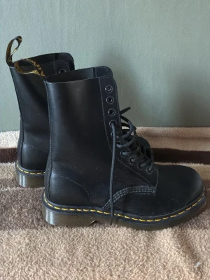 Dr Martens skor - Äkta Dr Martens kängor. Aldrig använda. Ny skick. Äkta läder. Storlek 40. Nypris 2100-2200kr. Unisex modell