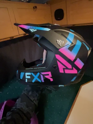 FXR crosshjälm/skoter hjälm  - Säljer en crosshjälm/skoterhjälm från FXR i matt svart med blå och rosa detaljer