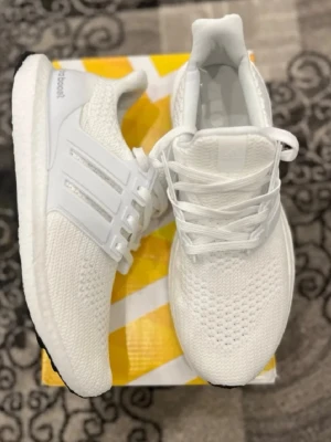 Adidas Ultraboost alla färger. - Snygga svarta Adidas Ultraboost sneakers med stickad ovandel i mesh och klassiska tre ränder på sidan. Skorna har vit Boost-mellansula för extra komfort och svart yttersula med greppvänligt mönster. Perfekta för dig som gillar stilrena och sportiga sneakers. En kostar 1400 men pris kan diskuteras. 