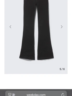 bootcut jeans cheap monday - Säljer ett par svarta jeans från Weekday med bootcut-modell. De är tillverkade i stretchigt material som sitter tajt över låren och släpper ut vid bensluten. Perfekta för en trendig och bekväm look.