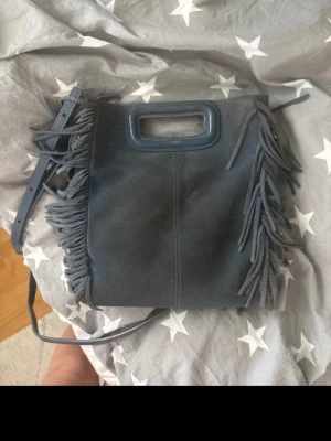 Mörkblå maje väska  - Väl använd maje väska som köptes i maje butiken i NK 2021, nypris 2800