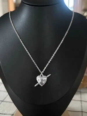 Maria Nilsdotter Tuvstarr necklace Inspired! - Inspirerat Halsband av Maria Nilsdotter. Halsbandet är 100% rost och nickelfrit och kedjan är 40cm men går att förlänga med ytterligare 5cm. Vid mer frågor är det bara att höra av sig ☺️