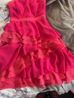 Korall färgad volangklänning  - Köpt på en secondhand butik i England, använd en gång. Kommer tyvärr inte till användning. 💓