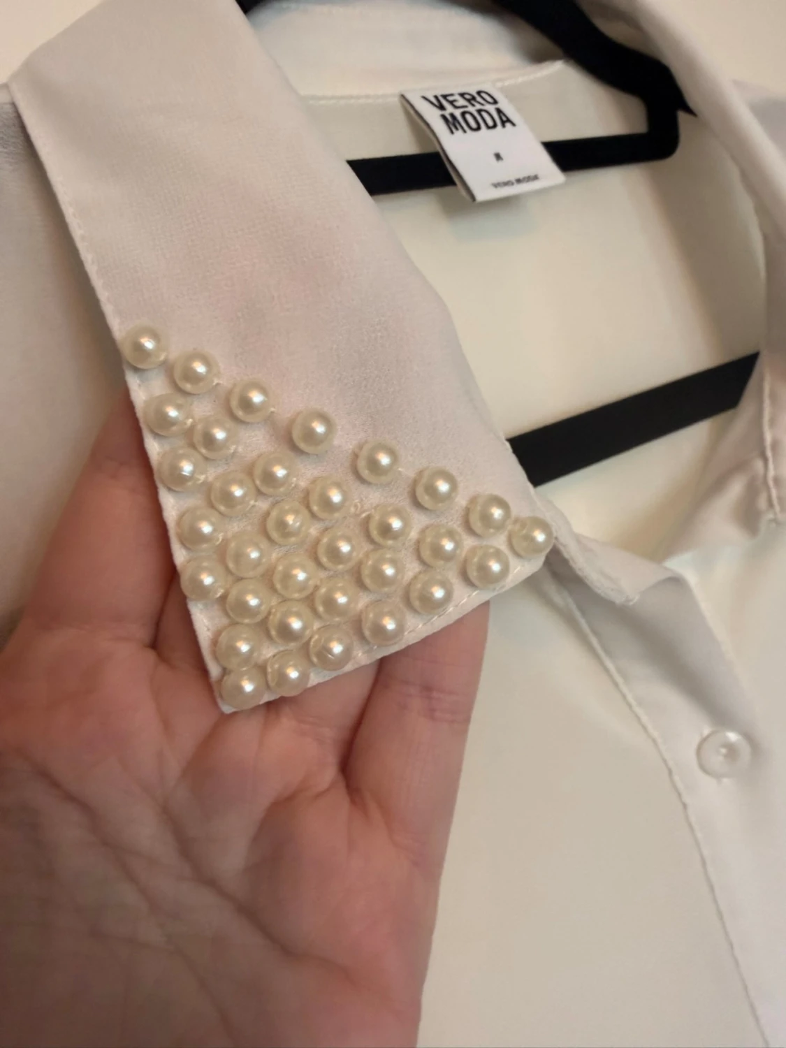Vit blus med pärlkrage från veromoda  - 2