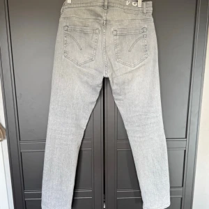 Dondup george jeans - Mycket bra skick, inga defekter! Passar dig som är mellan 180-190cm ungefär. Nypris ca 3500kr. Modellen är 185 cm, 80kg. Skriv för mer information!🤝