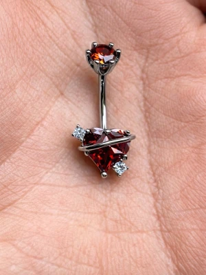 ⭐️NY Oanvänd navelpiercing i 316L Kirurgiskt Stål⭐️ - 🔥 ERBJUDANDE: Få 30% rabatt när du köper 2 valfria piercingar! 🔥  Passa på att fynda och uppdatera din smyckessamling 💖 Skicka ett meddelande vid intresse eller frågor!
