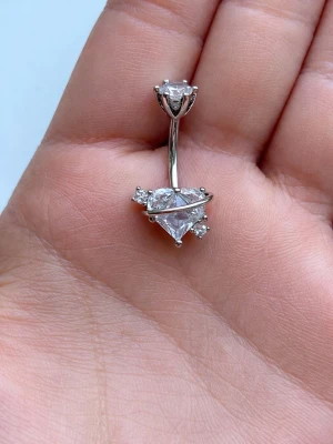 💍NY Oanvänd navelpiercing i 316L Kirurgiskt stål💍 - 🔥 ERBJUDANDE: Få 30% rabatt när du köper 2 valfria piercingar! 🔥  Passa på att fynda och uppdatera din smyckessamling 💖 Skicka ett meddelande vid intresse eller frågor!