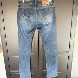 Jacob Cohen jeans - Mycket fint skick, inga defekter. Nypris ca 5000kr. Storlek W34 sitter som W33, L33. Rätt stretchigt material. Modellen är 185 cm, 80kg. Skriv för mer information!🤝