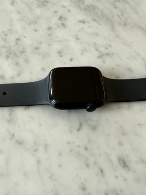 Apple Watch SE - Säljer min Apple Watch SE (andra generationen) 44mm med gps som inte längre kommer till användning. Klockan har aldrig strulat och fungerar utmärkt. Laddare, original låda samt ett extra band till klockan följer med.  Original priset för klockan är 3919kr