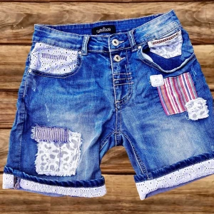 Fina vintage jeansshorts med patchwork från Cat&Co! - Fina vintage jeansshorts med patchwork, knappar och dragkedja framtill i storlek 36 från Cat&Co. I nyskick.
