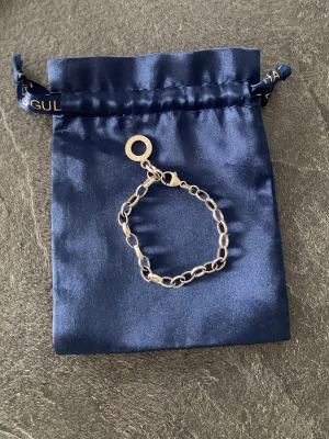 Thomas sabo - Stilrent armband i silverfärgad metall med ovala länkar. Kommer i en mörkblå satinpåse med snörning. Helt oanvänt armband från Thomas Sabo kommer i påsen man köpte till.