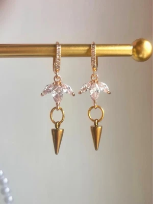 Örhängen  - Så snygga handgjorda örhängen i guldfärg! Perfekta nu till balen eller om man bara vill vara extra fin💕 1 för 69 eller 2 för 109kr