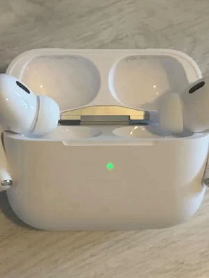 Apple AirPods Pro  2 - Säljer ett par vita Apple AirPods Pro 2 som ni ser flera stycken i nytt skick helt oöppnade 