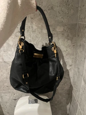 Svart marc Jacobs handväska  - Fin läder handväska från Marc Jacobs. Köpt några år sedan, ganska använd men inga synliga defekter. Justerbara och avtagbara band finns. 