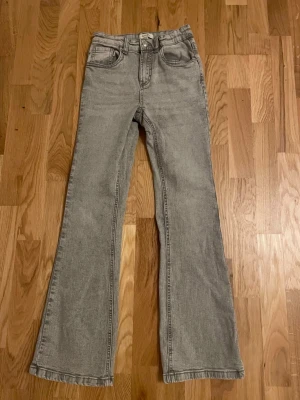 Grå bootcut jeans från Denim Day - Snygga grå bootcut jeans från Denim Day (Ullared) med klassisk femficksdesign och hög midja. Jeansen har en lätt tvättad look och perfekta för dig som gillar en trendig och avslappnad stil. Endast tvättade, aldrig använda. Skickar helst med PostNord😄