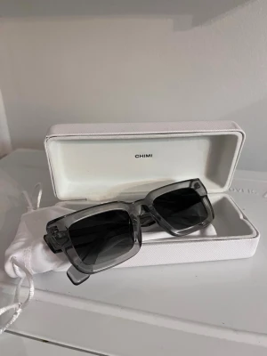 Gråa solglasögon från CHIMI - Säljer ett par fina solglasögon från CHIMI. Modell 05 core, grey. Lite använda utan märken eller repor.