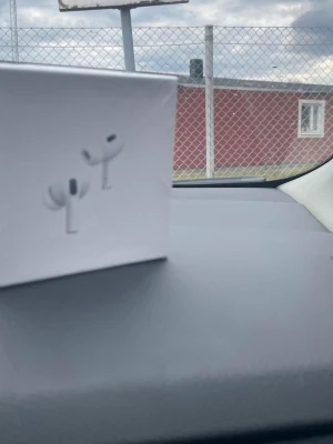 AirPods 2 - Säljer ett par vita trådlösa in-ear hörlurar med laddningsetui. Hörlurarna har stilren design och passar perfekt till mobilen. Laddningsetuit är kompakt och smidigt att ta med. Hörlurarna ansluts via Bluetooth och har touchkontroller.