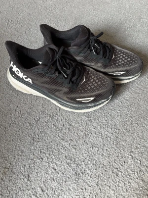 Svarta Hoka Clifton 9 sneakers - Snygga svarta Hoka Clifton 9 i bra skick. Sorlek 43 1/3 passar även 43. Fråga gärna om du har några frågor!