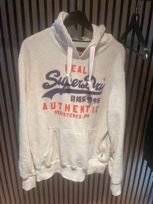 Superdry hoodie  - Säljer nu en superdry hoodie i storlek L | mycket fint skick utan defekter |  kom dm för flera frågor eller funderingar!