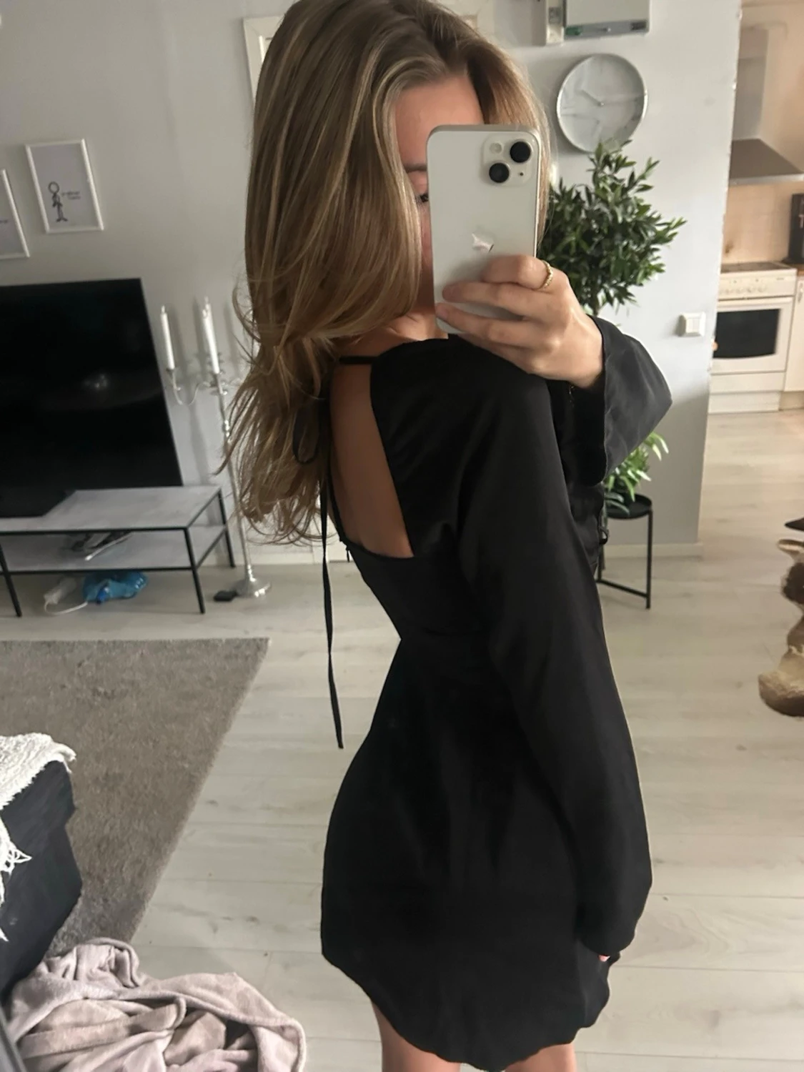 Svart kort klänning med snörning - 3