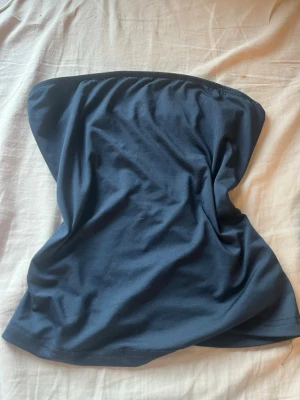 Mörkblå tub topp - Enkel och stilren mörkblå topp i mjukt, tunt tyg. Rektangulär form och enfärgad design gör den lätt att matcha till olika outfits. 